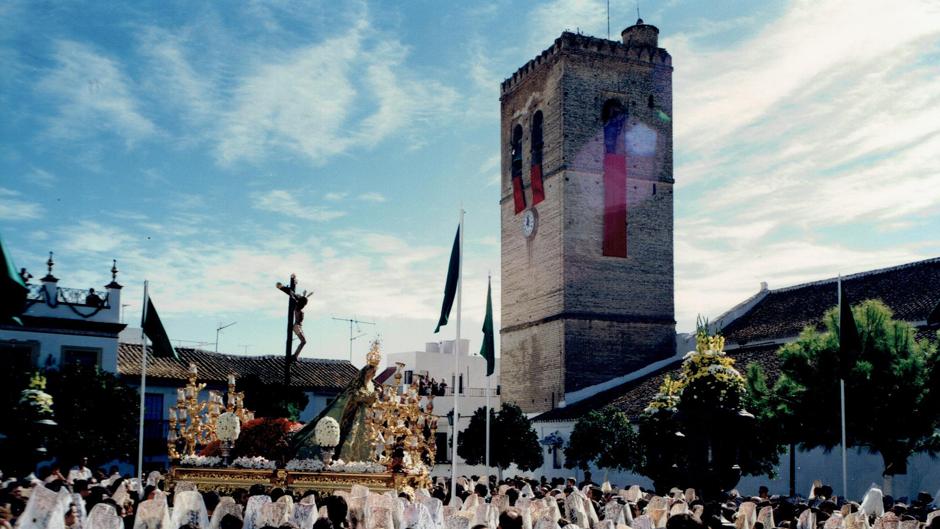 La Vera Cruz de Alcalá del Río saldrá en procesión extraordinaria por el 50 aniversario de la coronación canónica de la Virgen de las Angustias