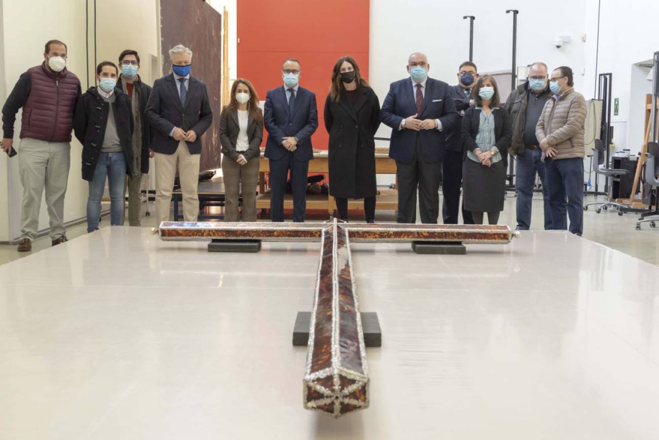 El IAPH culmina la restauración de la cruz del Nazareno de la Hermandad de La O