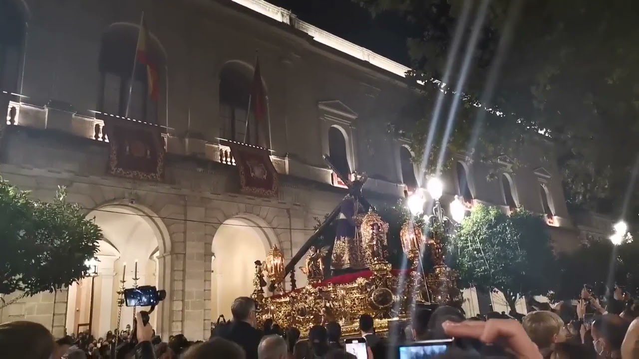 El Gran Poder en el anden del Ayuntamiento de Sevilla , con música de la banda municipal