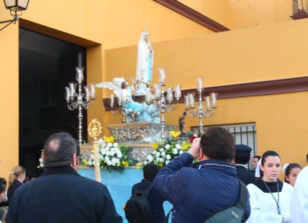 Recorrido del Rosario de la Aurora y Cultos en Puerto Real a la Virgen de Lourdes