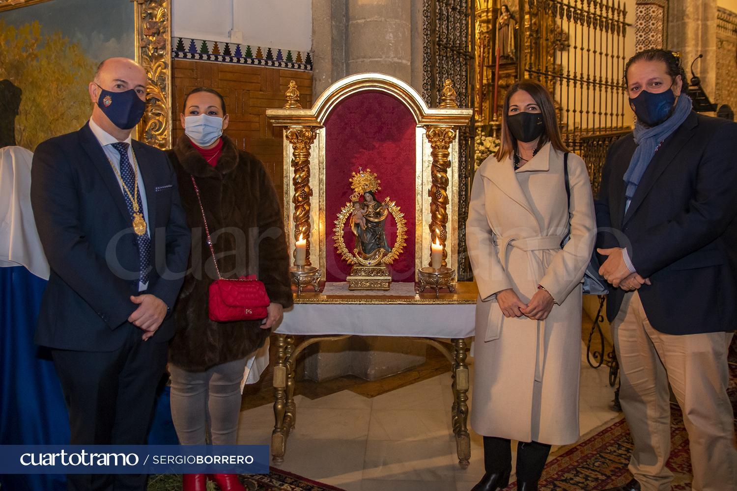 La Hermandad de la Borriquita de Huelva bendice una imagen de la Virgen de la Cinta para su paso de misterio