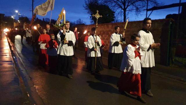 «Sobre el Corán te degollaré»: agreden a un grupo de católicos en Francia durante una procesión