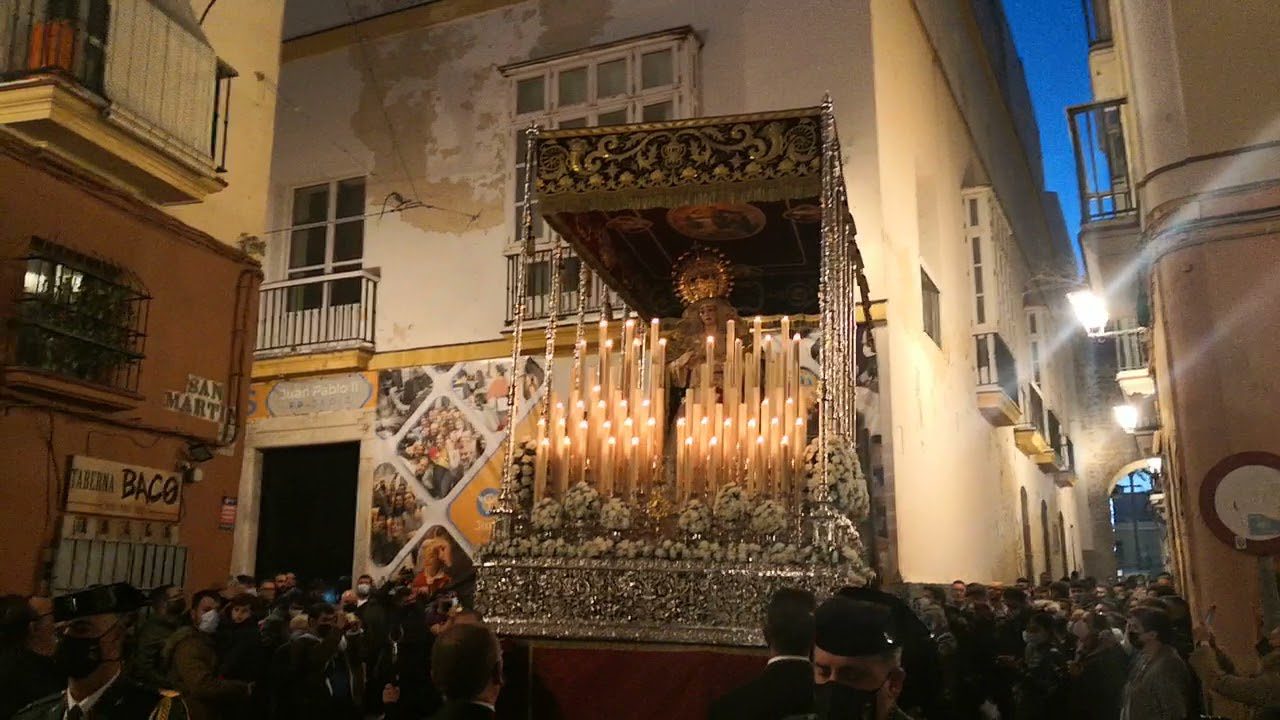 Vídeo de la Virgen de la Salud por la Plaza San Martin. Procesión Extraordinaria Cadiz 4 Diciembre 2021