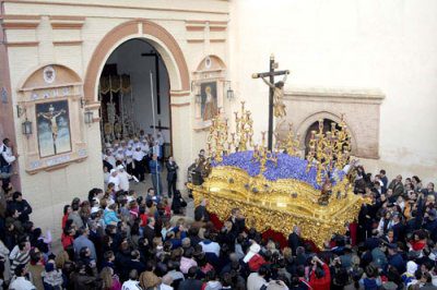 La cofradía de los Favores de Granada dispone estrictas medidas a sus cuadrillas de costaleros