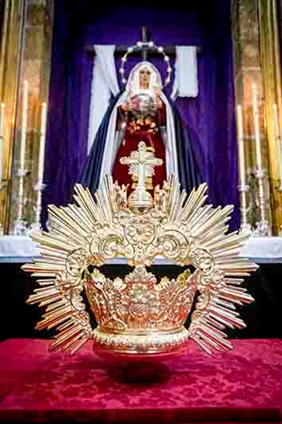 Bendecida la nueva corona de la Virgen de la Soledad de la hermandad del Santo Entierro de Cádiz
