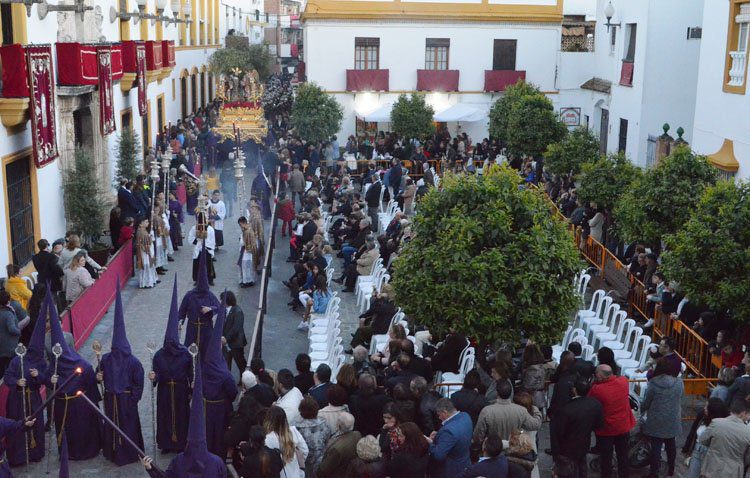 El Ayuntamiento de Utrera instalará 150 sillas gratuitas para ver las procesiones de Semana Santa por la plaza de Gibaxa