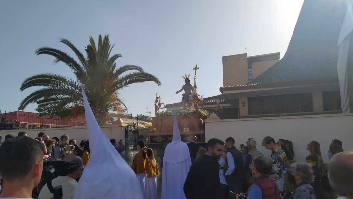 El Señor de la Vida procesiona por primera vez en Almería