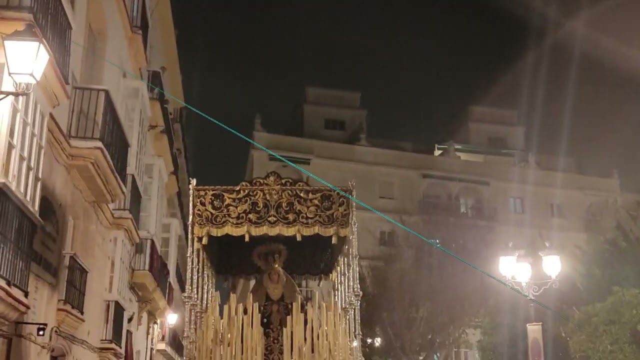 Vídeo de María Santísima de las Lágrimas bajo la lluvia por calle Montañez en el Martes Santo Cádiz 2022