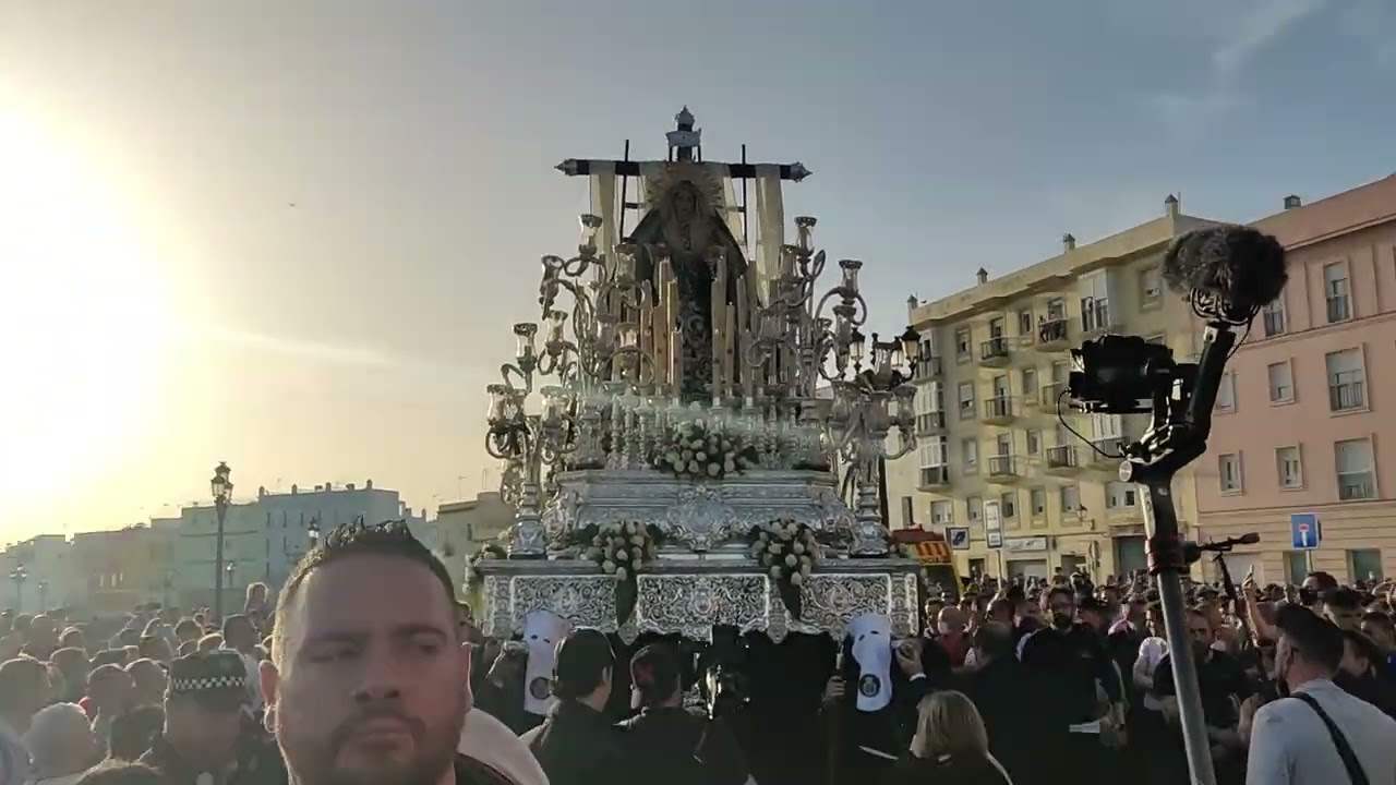Vídeo del Regreso precipitado por problemas con cargadores de la Hermandad del Santo Entierro 2022 de Cádiz