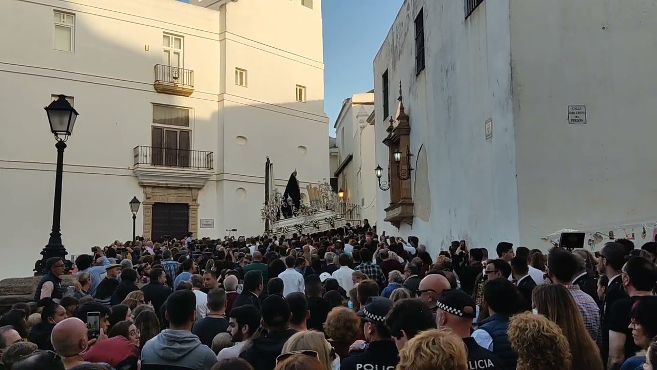 Vídeo El Pueblo de Cádiz traslada a La Soledad a su templo por la falta de fuerza de sus cargadores