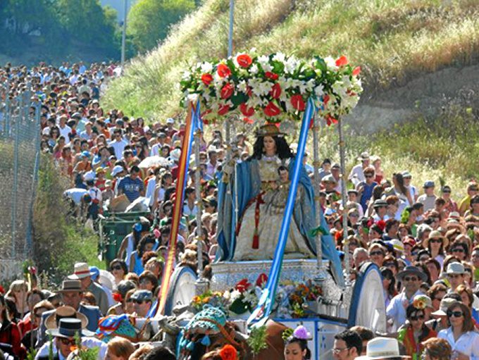 Procesión extraordinaria la noche del Sábado de Romería de la Virgen de los Remedios de Aguilar de la Frontera