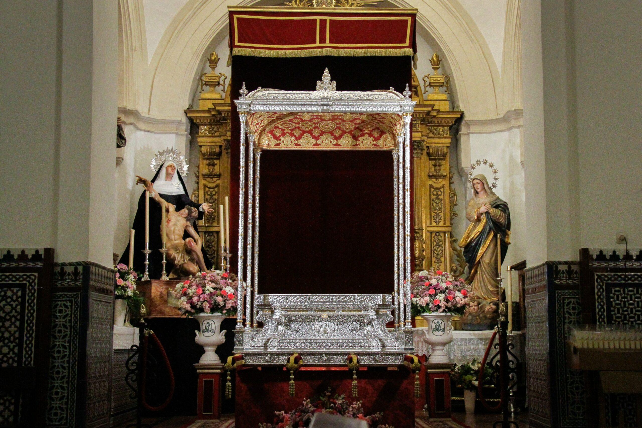 La Hermandad Matriz de Almonte bendice las nuevas andas procesionales de la Virgen del Rocio