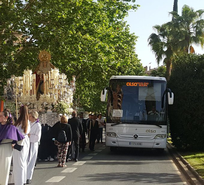 No se corta el trafico durante el Vía Crucis de la Hermandad de la Lanzada de Granada