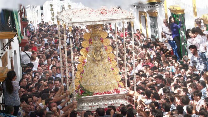 La procesión extraordinaria de la Virgen del Rocío se desarrolla con normalidad