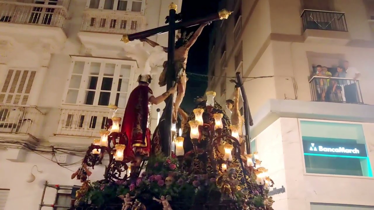 Vídeo del Cristo del Perdón por la C/Nueva en la magna de Cádiz