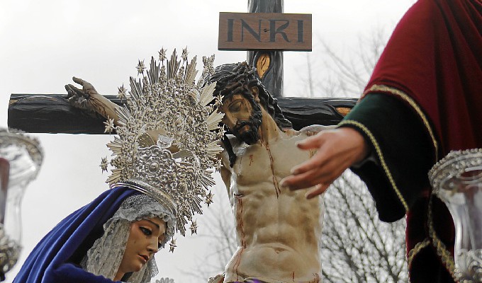 Los hermanos de la Hermandad del Perdón de Huelva aprueban la modificación de su hábito nazareno