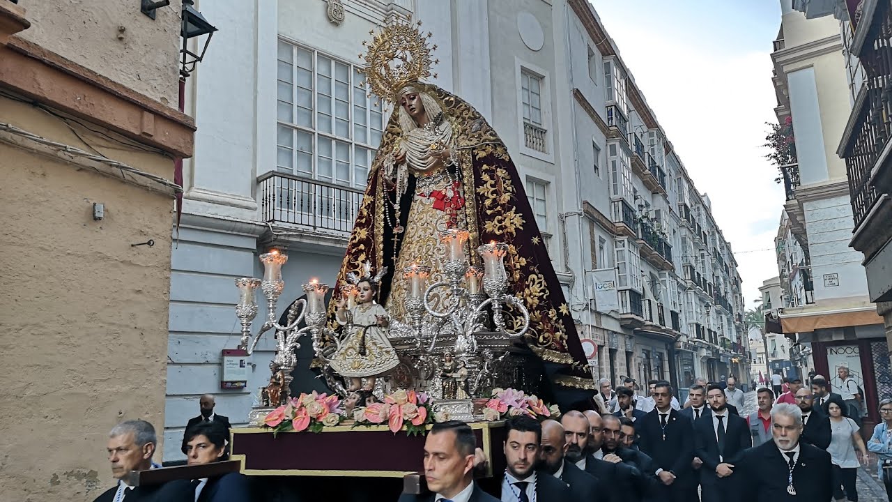 Vídeo del Rosario de la Aurora de la imagen de María Santísima del Rosario en sus Misterios Dolorosos de Cádiz
