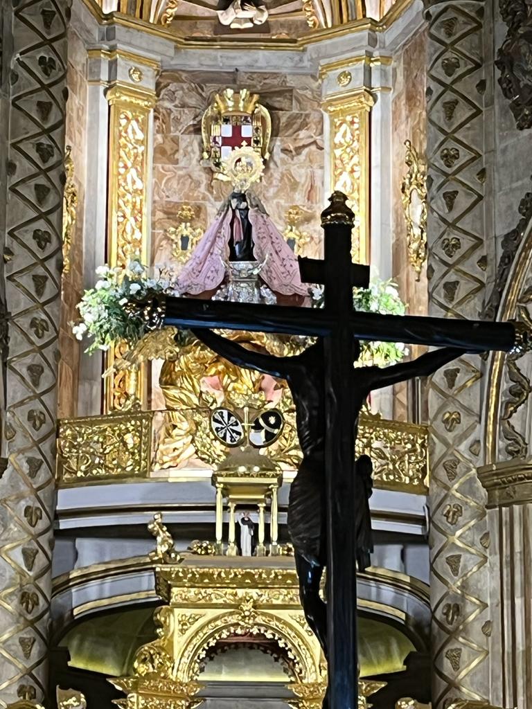 El Cristo de la Escucha a los pies de la Virgen del Mar de Almería