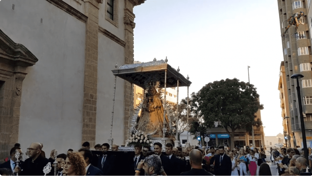 Vídeo del Rosario vespertino de la Virgen del Rocío de la hermandad de Cádiz 203