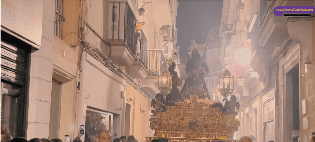 Vídeo del Paso del Nazareno de Santa María de Cádiz por la calles Novena – San Francisco en la pasada Semana Santa