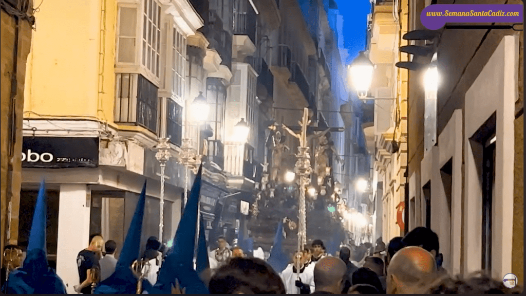 Vídeo del Paso de misterio de la Cofradía de El Perdón a su paso por la calle Nueva en el Jueves Santo gaditano del 2023