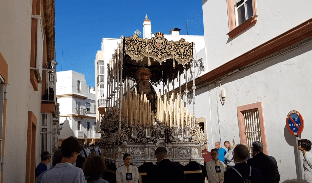 Vídeo de María Santísima de la Piedad por C/Pérez Galdós en la Procesión Magna de San Fernando 2023