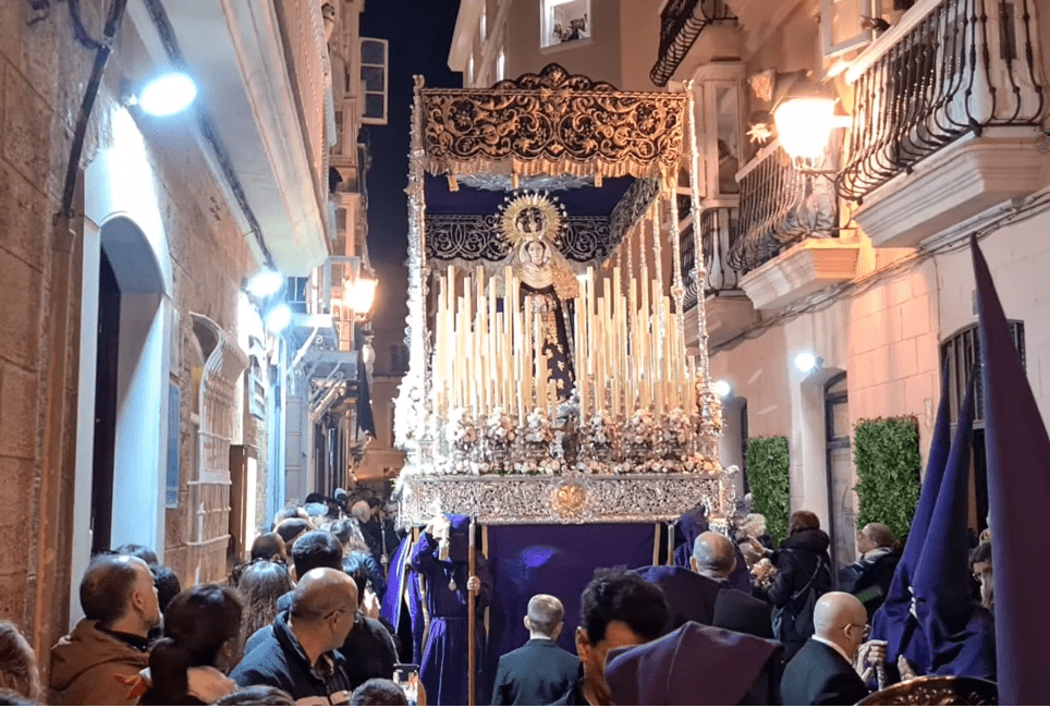 Suena la Marcha “La Virgen de Sevilla” a la Virgen de las Lágrimas en el Martes Santo de Cádiz 2024