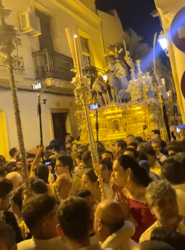 Momento de tensión en la procesión de la Borriquita de Jerez por aglomeración de público