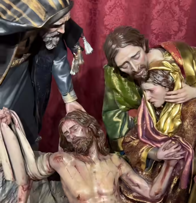 La escultora gaditana presenta un impactante Santo Entierro que une tradición y arte digital